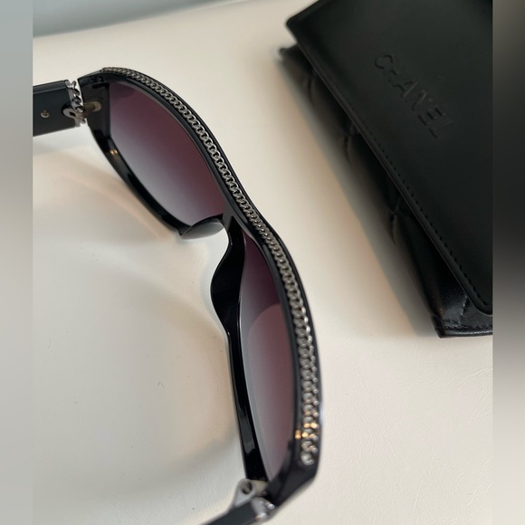 Chanel shield sunglasses with silver chain link - Picture 12 of 12